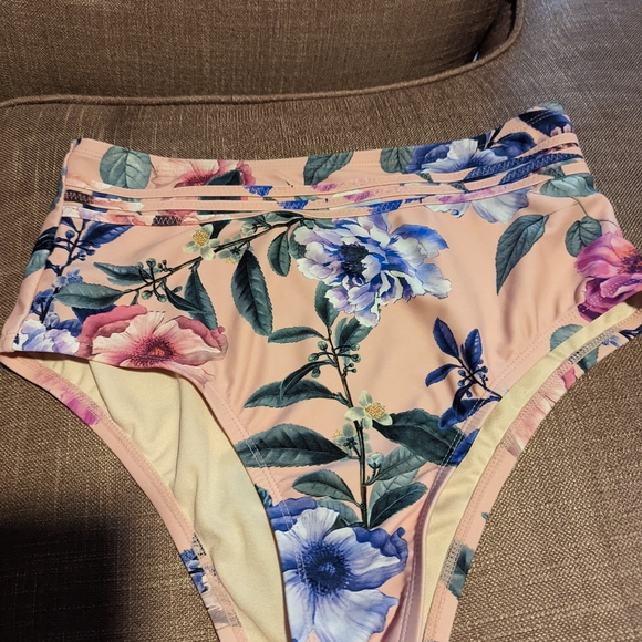 Bikini - Picture 4 of 6